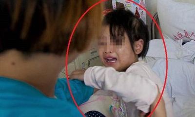Bé gái 4 tuổi không chịu đi vệ sinh, mẹ kiểm tra mới phát hiện hành động tàn nhẫn của giáo viên