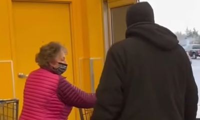 Cụ bà 73 tuổi hạ gục tên trộm trong siêu thị khiến gã đàn ông hoảng sợ bỏ chạy
