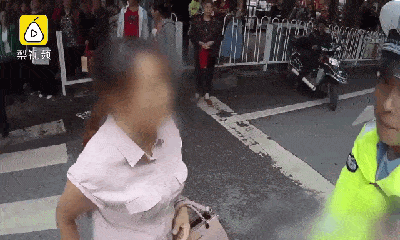 Clip: Bị thổi phạt, người phụ nữ vung tay tát cảnh sát giao thông khiến dư luận bức xúc