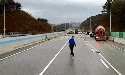 Clip: Đường trơn trượt, người đàn ông may mắn thoát chết khỏi loạt “ô tô điên”