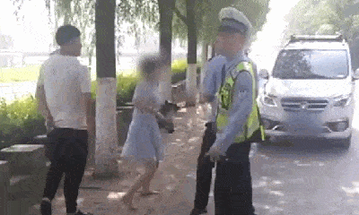 Bị cảnh sát giao thông kiểm tra, người phụ nữ rút giày tấn công và cái kết đáng đời