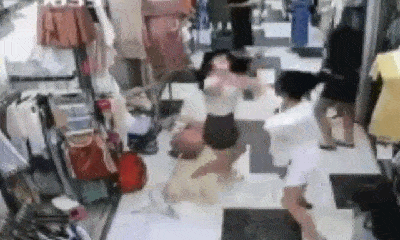 Video - Clip: Hai cô gái trẻ lao vào đấm đá nhau túi bụi ngay giữa chợ để giành 