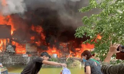 Hà Nội: Cháy lớn ở 4 cơ sở sản xuất chăn ga, gối đệm ở Thường Tín