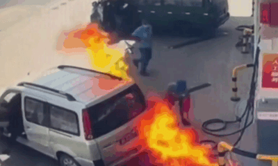 Clip: Ô tô bất ngờ bốc cháy khi đang đổ xăng, nhân viên tức tốc dập lửa