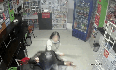Clip: Thiếu nữ rút dao chống trả quyết liệt 3 tên cướp khiến chúng sợ hãi tháo chạy