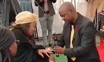 Người đàn ông bị chỉ trích vì cầu hôn ngay trong đám tang của cha bạn gái