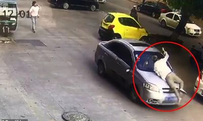 Video - Clip: Thấy vợ ngồi xe lạ, chông ghen tuông nhảy lên nắp capo đập phá
