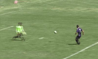 Video - Clip: Khó tin cầu thủ nhảy santo qua đầu thủ môn rồi ghi bàn thắng ấn tượng