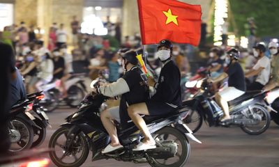Bóng đá - Người hâm mộ đổ ra đường ăn mừng U23 Việt Nam giành HCV SEA Games