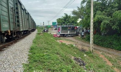 Nghệ An: Xe bán tải chở gas bị tàu hỏa đâm văng sang vệ đường