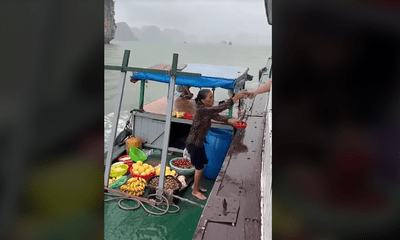 Clip người phụ nữ bán hàng bất chấp mưa gió nguy hiểm trên Vịnh Hạ Long gây xót xa