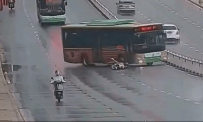 Thấy xe ga ngã trước đầu xe buýt, tài xế có pha đánh lái 