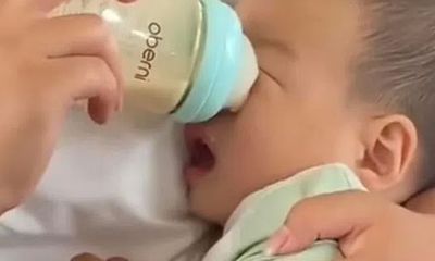 Clip người mẹ bất cẩn khi cho con uống sữa khiến dân tình 