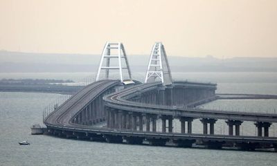 Ukraine dọa đánh sập đánh sập cây cầu chiến lược nối Nga - Crimea