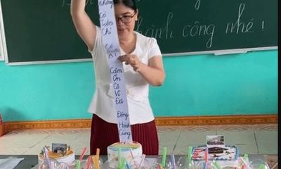 Cô giáo nghẹn ngào bật khóc khi nghe học trò đọc lời nhắn ý nghĩa trong tiết học cuối