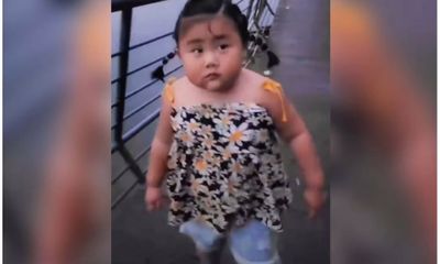 Clip bé gái Trung Quốc đi bộ gây 