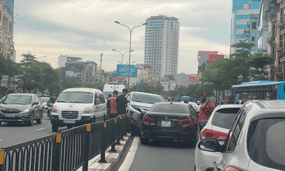 Hà Nội: Tài xế ngủ gật lao qua rào phân cách, tông trúng ô tô BMW