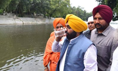 Thủ hiến Ấn Độ nhập viện vì đau bụng sau khi uống nước sông thiêng