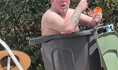 Nắng nóng đỉnh điểm, người đàn ông biến thùng rác thành bể bơi mini và cái kết 