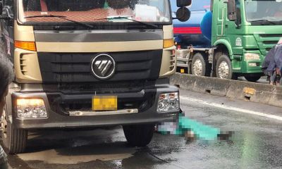 TP.HCM: Nữ giao hàng tử vong do va chạm với xe tải