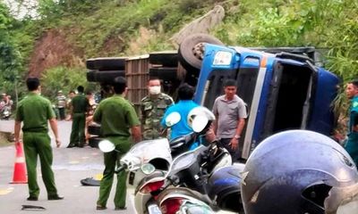 Lâm Đồng: Hai anh em đi xe máy bị xe container lật đè tử vong