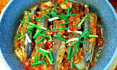 Mách bạn cách làm cá nục chiên sốt cà chua cực thơm ngon cho bữa cơm gia đình