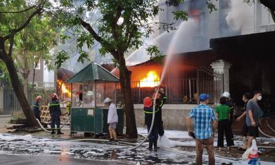 Cháy biệt thự trong khu đô thị Pháp Vân, 1 cảnh sát PCCC bị thương