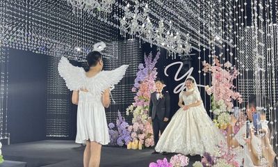 Chàng trai mặc váy thiên thần trong đám cưới chị gái, lý do phía sau khiến tất cả bật cười