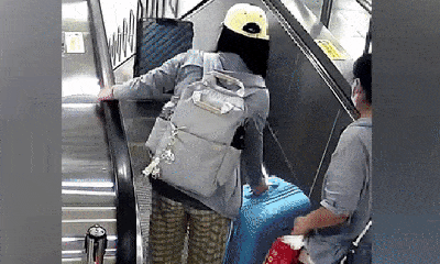 Cô gái để vali tự trôi trên thang cuốn khiến người khác gặp sự cố đau đớn
