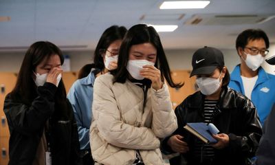 Cha mẹ trắng đêm chờ đợi sau thảm kịch giẫm đạp Hàn Quốc: Đi khắp bệnh viện mong thấy con