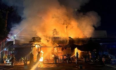 Cháy lớn thiêu rụi tiệm sửa xe ở Đồng Nai