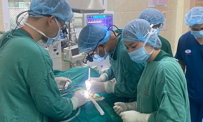 Sửa trái tim dị tật cho bé sơ sinh nặng 870gram tại Hà Nội
