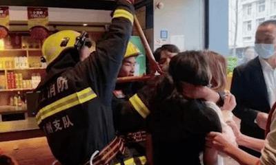 Hai cô gái Trung Quốc bị khoá vào xích sắt sau khi tham gia trò chơi uống rượu