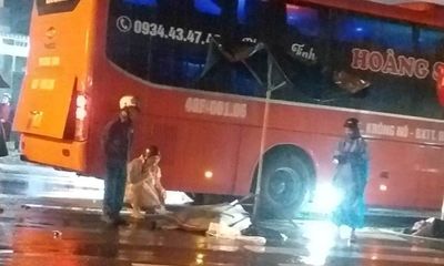Hai vợ chồng phụ hồ tử vong sau va chạm với xe khách ở Quảng Nam