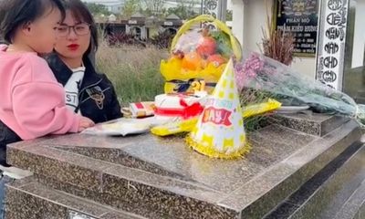 Gia đình - Tình yêu - Xót xa cảnh người vợ đưa con gái nhỏ ra thăm mộ hát mừng sinh nhật bố