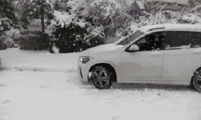 Clip: Nhiều ô tô gặp tai nạn do tuyết rơi dày đặc ở Anh