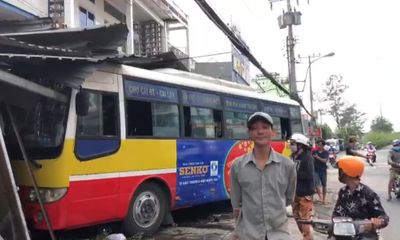 Xe tải mất lái lao thẳng nhà dân ở Tiền Giang