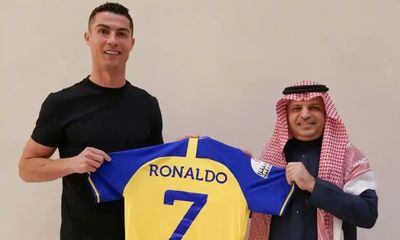 Ronaldo chính thức đến Al Nassr, nhận lương cao nhất thế giới