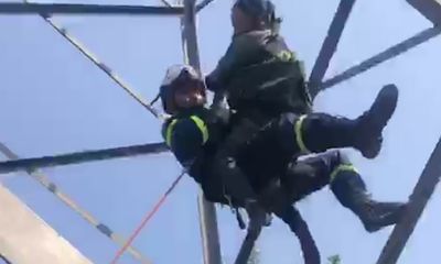 Cảnh sát giải cứu người phụ nữ leo cột điện cao 25m ở Hà Nội