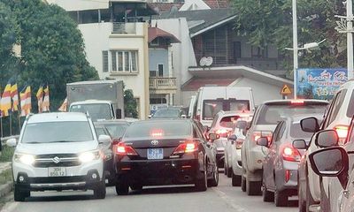 Xe biển xanh của Thành ủy Hà Nội vi phạm luật giao thông bị công an xử phạt