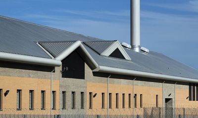 Nhà tù lớn nhất ở Anh: 18 nữ cai ngục bị sa thải vì thân mật với tù nhân