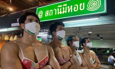 Nhóm nam giới Thái Lan mặc nội y biểu diễn hứng chỉ trích dữ dội