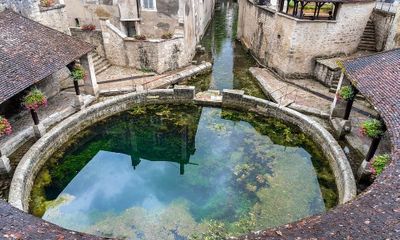 Bí ẩn suốt nhiều thế kỷ về nguồn gốc dòng suối thiêng ở Pháp