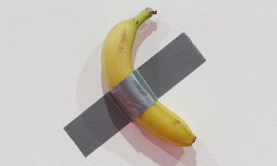 Nam thanh niên ăn quả chuối trong tác phẩm nghệ thuật trị giá 120.000 USD vì quá đói