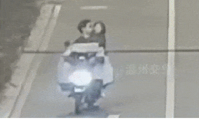 Vừa lái xe máy vừa hôn nhau, cặp trai gái bị ô tô 