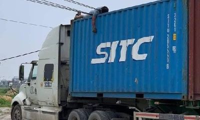 Bắc Ninh: Gỡ thùng xe container vướng dây diện, tài xế bị điện giật tử vong tại chỗ