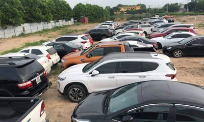 Cận cảnh bãi đỗ gần 100 xe ô tô của nhóm tiêu thụ xe gian ở Hà Nội: Xế sang xếp dài trong khu đất được ngụy trang bí mật