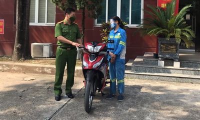 Hà Nội: Công an tặng xe máy mới cho nữ công nhân vệ sinh mội trường bị cướp trong đêm