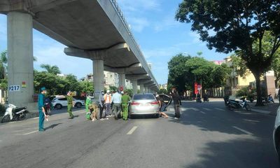 Hà Nội: Không dừng xe máy kiểm tra COVID-19, thanh niên tông gục Thượng uý cảnh sát