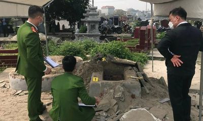 Mộ cụ ông 85 tuổi ở Hà Nội bị đào bới, đập phá